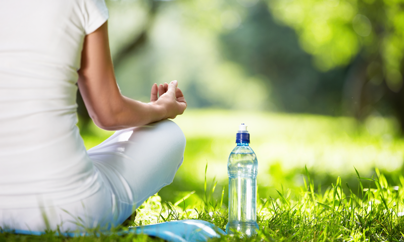 Water en Yoga: Hoe en Wanneer te Hydrateren