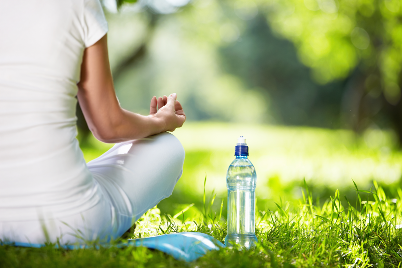 Water en Yoga: Hoe en Wanneer te Hydrateren